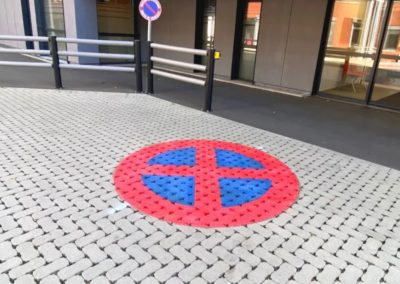 Pictogramme interdiction de stationner en thermoplastique sur sol en klinkers